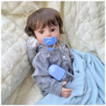 Bebe Reborn Liam Recién Nacido Vinilo 55 cm 2241A-FOTO5